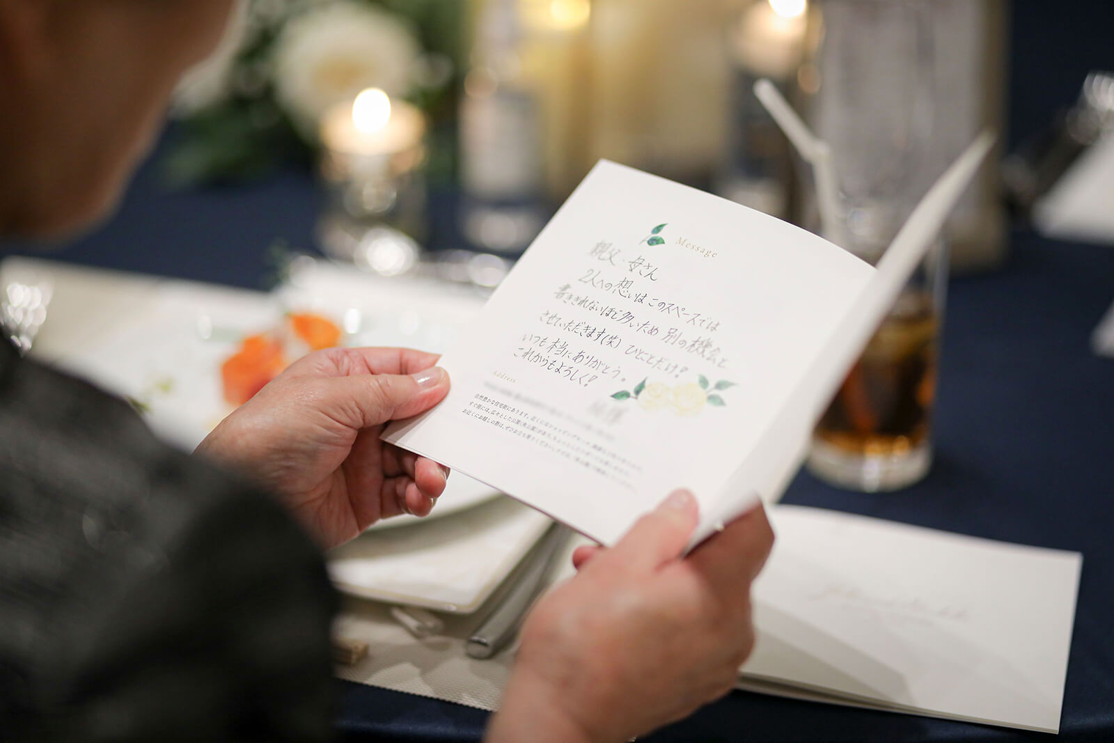 ゲストが手書きメッセージ入りのウェディングフォト＆メモリアルブックを読んでいる様子